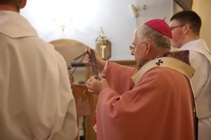 arcybiskup marek jędraszewski w różowym ornacie